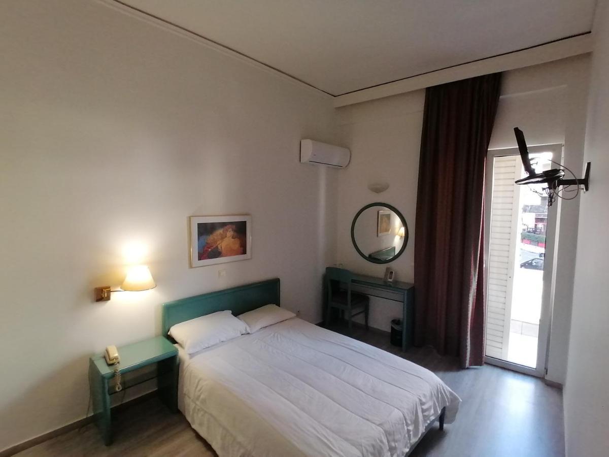 Hotel Galaxias アグリニオ エクステリア 写真